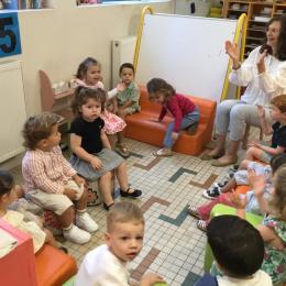 Isabelle, la prof d’Anglais a chanté des comptines en anglais