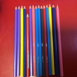 Des crayons de couleur rangés verticalement