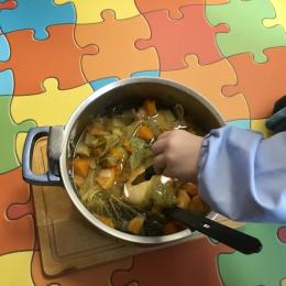 Piquons le caillou, comme le loup dans l'album, pour voir s'il est cuit... encore un peu ferme... gardons le pour la prochaine soupe.