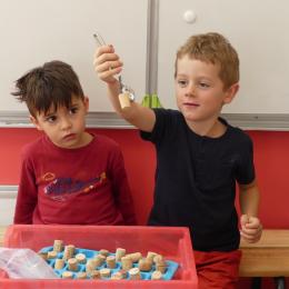 pinces à escargots pour attraper des bouchons en liège et les placer dans chaque alvéole d'un bac à glaçons. 